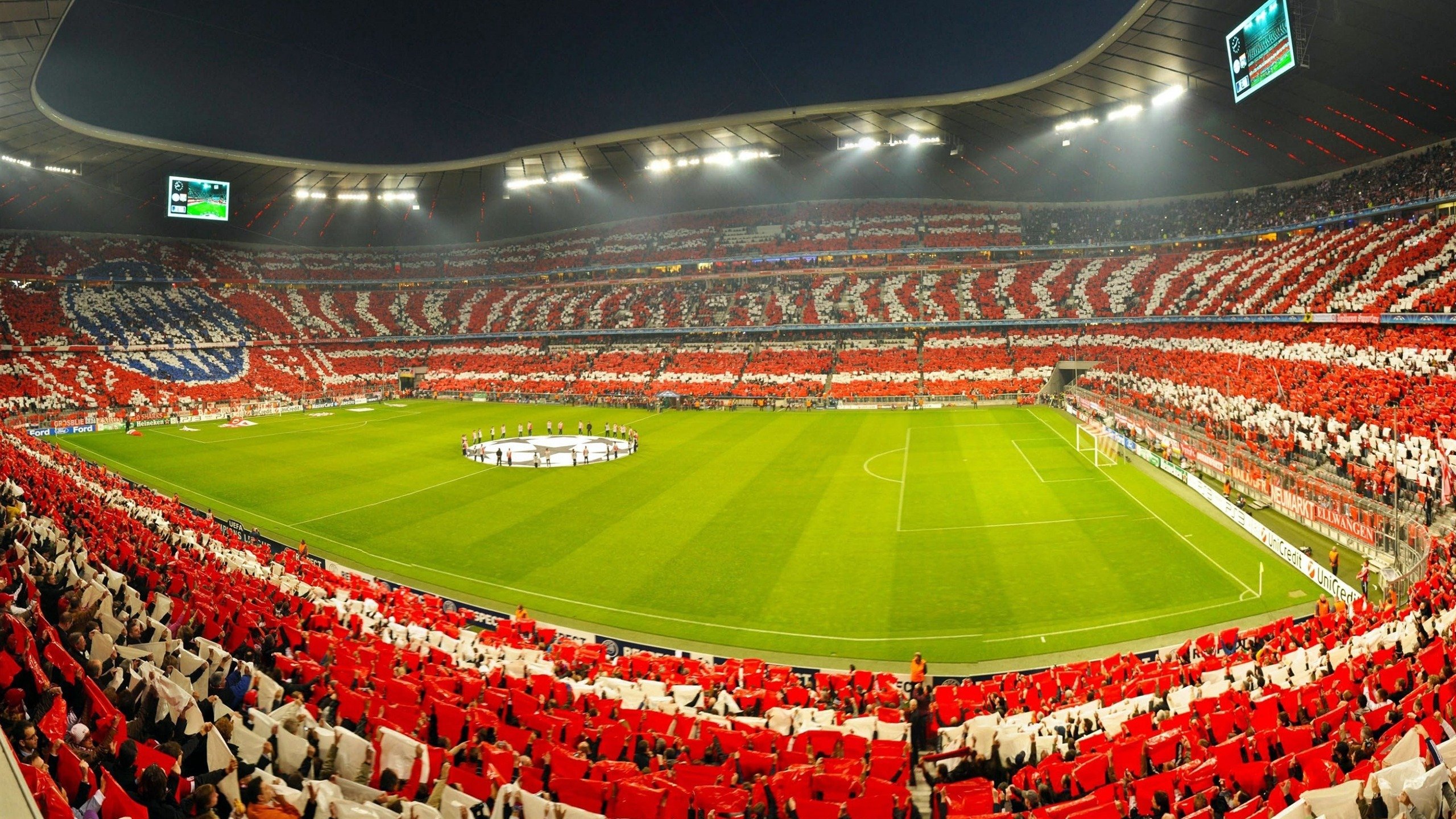 足球场上硬仗接连,球员巧妙战术,足球场硬汉