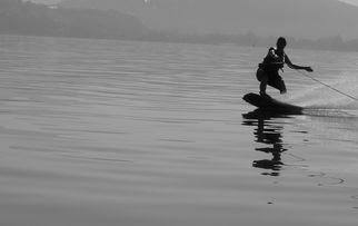 开云入口-“宽板滑水：东三叉湖赛场见证新一代水上运动的崛起”